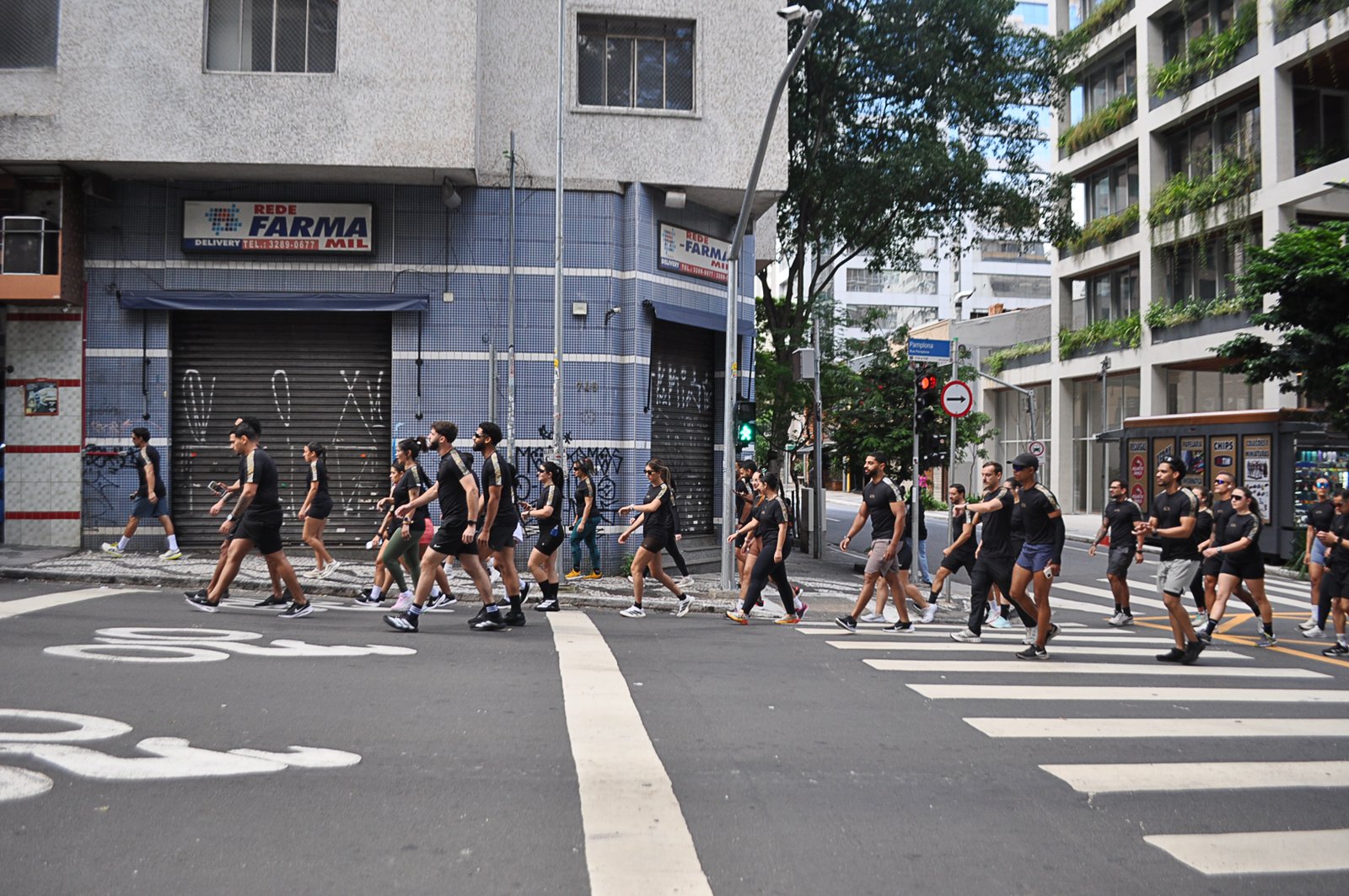 GTA Run Experience com grupo atravessando a rua