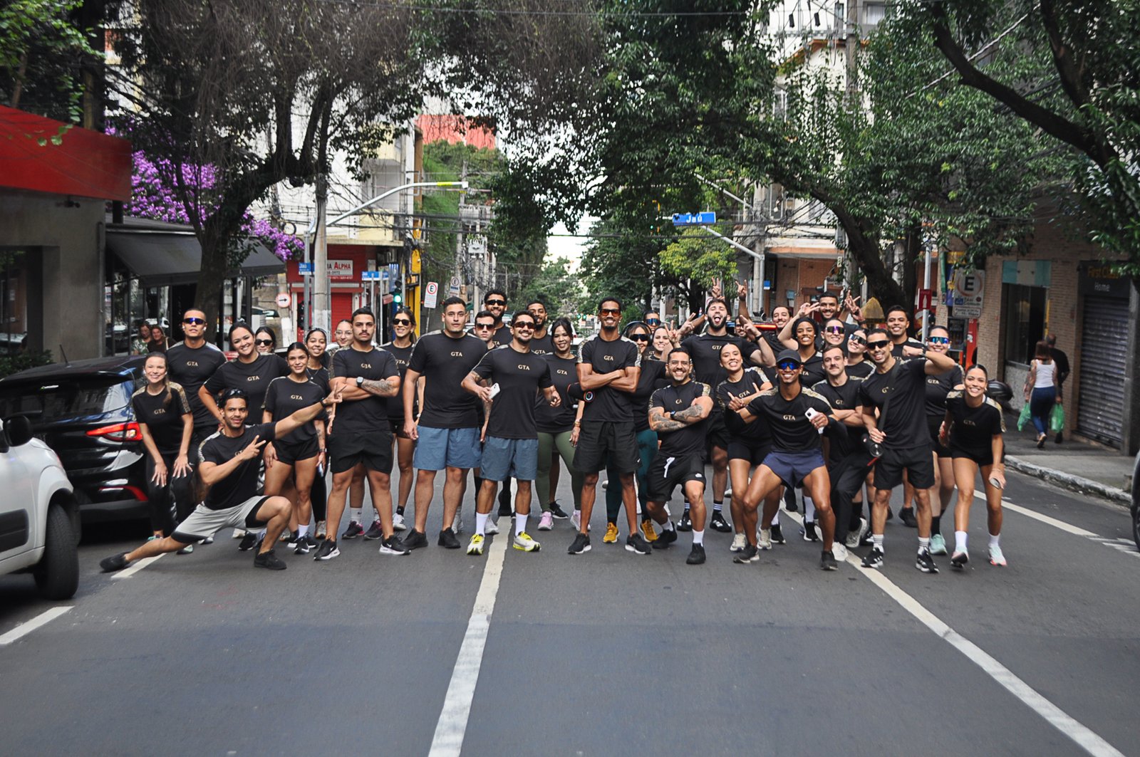 Grupo GTA Run Experience reunido na rua