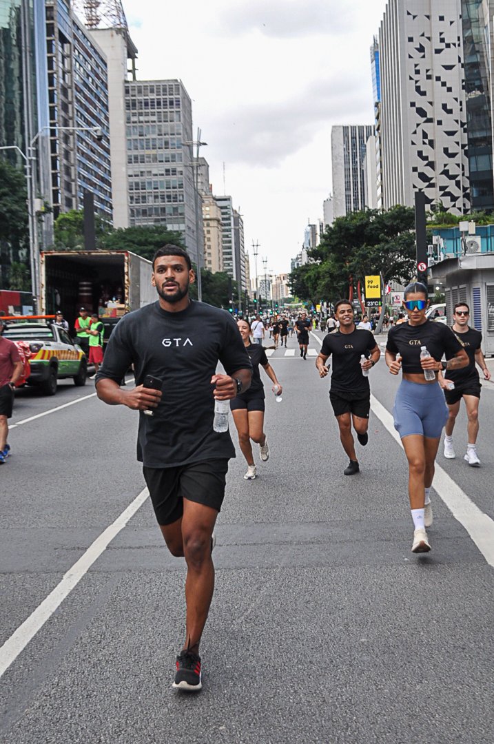 Atleta GTA correndo na rua