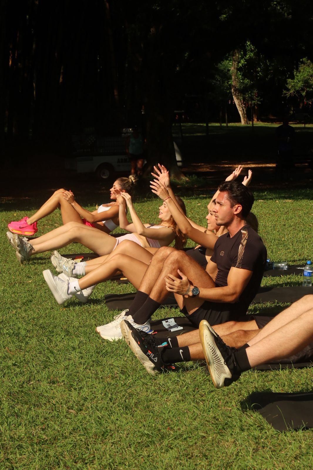 Participantes em abdominal no parque